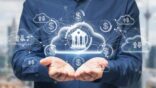 Close,Up,Of,Businessman,Hands,Holding,Abstract,Glowing,Cloud,Computing, Finanza ESG