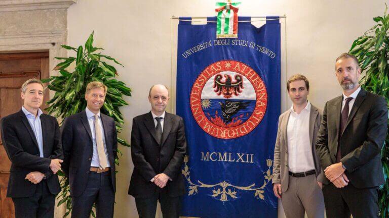 Rettorarto, firma accordo Trentino Data Mine. Da sinistra Dennis Bonn ISA, rettore Flavio Deflorian, Roberto Covi Costruzioni, Oscar Fruet GPI, Roberto Loro Dedagroup